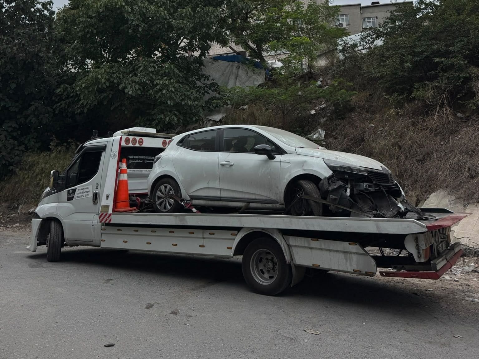 Ön tarafı hasarlı otomobilin taşınması